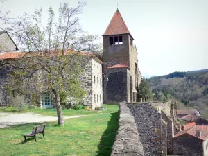 Priorato di Chanteuges - Campanile della chiesa romanica di Saint-Marcellin e case del villaggio