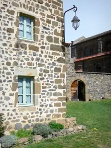 Priorato di Chanteuges - Facciata della casa, porta che conduce al chiostro e alla chiesa di Saint-Marcellin