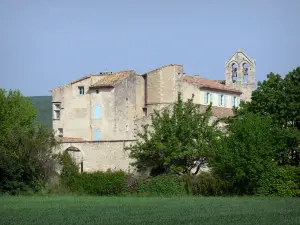 Priorato di Salagon - Campanile e gli edifici del Priorato di Notre-Dame-de-Salagon ospita il museo etnologico della contea de Haute Provence