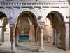 Priorato di Serrabone - Priorato di S. Maria Serrabona: marmo rosa romano tribuna della chiesa con i suoi capitelli scolpiti