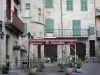 Privas - Tour Diane de Poitiers, façades de maisons et terrasse de restaurant de la place de la République