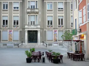 Privas - Façade de l'hôtel de ville et terrasse de café