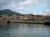 Propriano - Mar Mediterrâneo, porto e casas da estância balnear, colina ao fundo