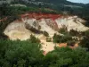 Provençal colorado - Falaise of red and yellow ochre surrounded by trees (former ochre careers of Rustrel)