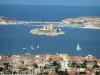 Reiseführer von der Provence-Alpen-Côte d'Azur - Marseille - Vom Kirchplatz der Basilika Notre-Dame-de-la-Garde aus, Blick auf die Wohnungen der Stadt und auf die Insel des Schlosses If die vom Mittelmeer umgeben ist