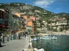 Reiseführer von der Provence-Alpen-Côte d'Azur - Villefranche-sur-Mer - Farbige Häuser, Meer und seine Boote, Berg im Hintergrund