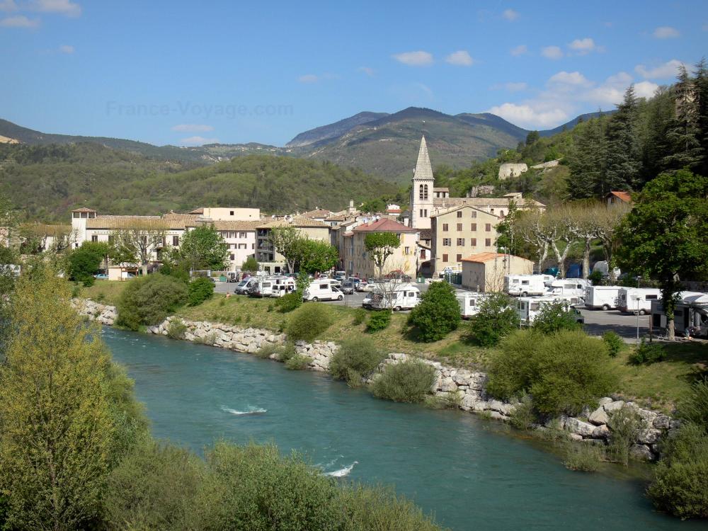 Guide de Provence-Alpes-Côte d'Azur - Castellane - Rivière Verdon, clocher de l'église Saint-Victor, maisons de la vieille ville et montagnes ; dans le Parc Naturel Régional du Verdon