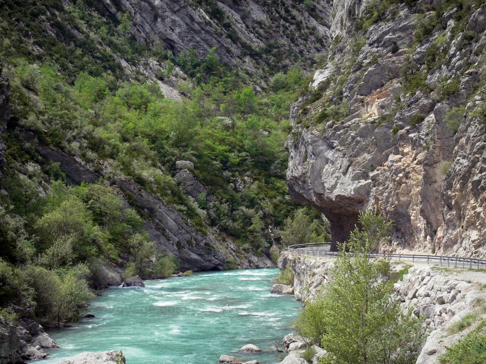 Guide de Provence-Alpes-Côte d'Azur - Gorges du Verdon - Grand canyon du Verdon : route des gorges bordant la rivière Verdon ; dans le Parc Naturel Régional du Verdon