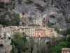 Gids van Provence-Alpes-Cote d'Azur - Landschappen van Alpes-de-Haute-Provence - Moustiers-Sainte-Marie kerktoren van de Onze Lieve Vrouw van de Assumptie, huizen, Afgrond (rotswand) en de staties van de kruisweg die leidt tot de Notre-Dame de Beauvoir in het Natuurpark Verdon