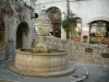 Gids van Provence-Alpes-Cote d'Azur - Saint-Paul-de-Vence - Was fontein en een klein vierkant
