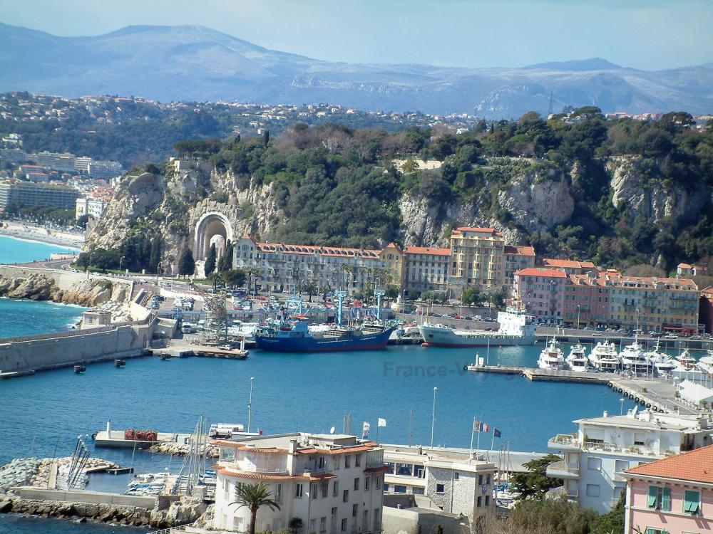 Guide de Provence-Alpes-Côte d'Azur - Nice - Vue sur le port de Nice et sur les montagnes en arrière-plan