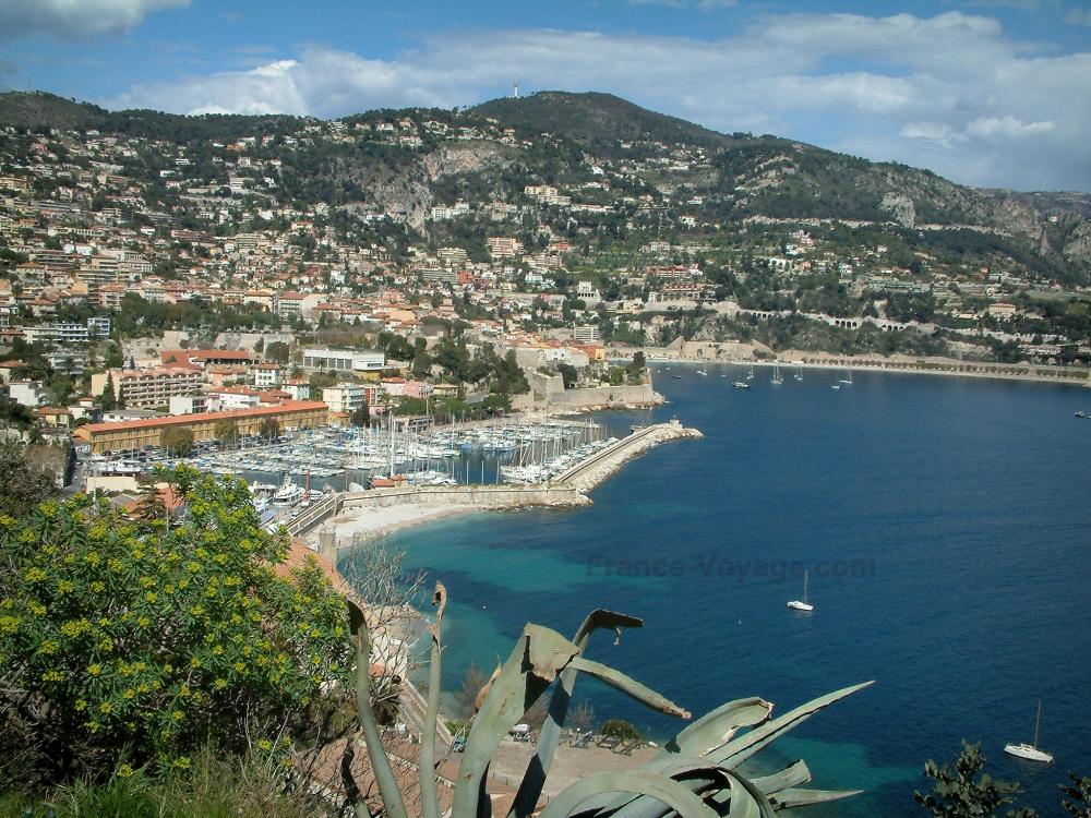 Guide de Provence-Alpes-Côte d'Azur - Villefranche-sur-Mer - Port de Villefranche-sur-Mer, sa rade et les montagnes surplombant l'ensemble