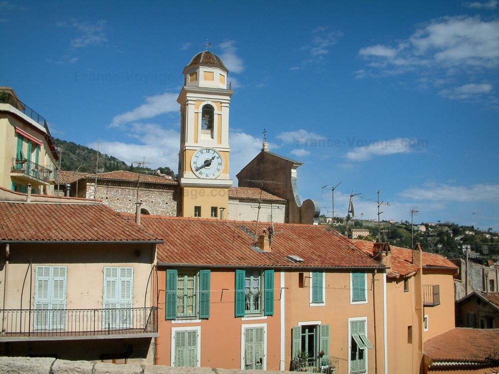 Guide de Provence-Alpes-Côte d'Azur - Villefranche-sur-Mer - Clocher de l'église et maisons colorées de la vieille ville
