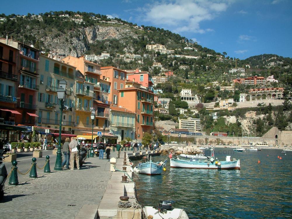 Guide de Provence-Alpes-Côte d'Azur - Villefranche-sur-Mer - Maisons colorées, mer et ses bateaux, montagne en arrière-plan