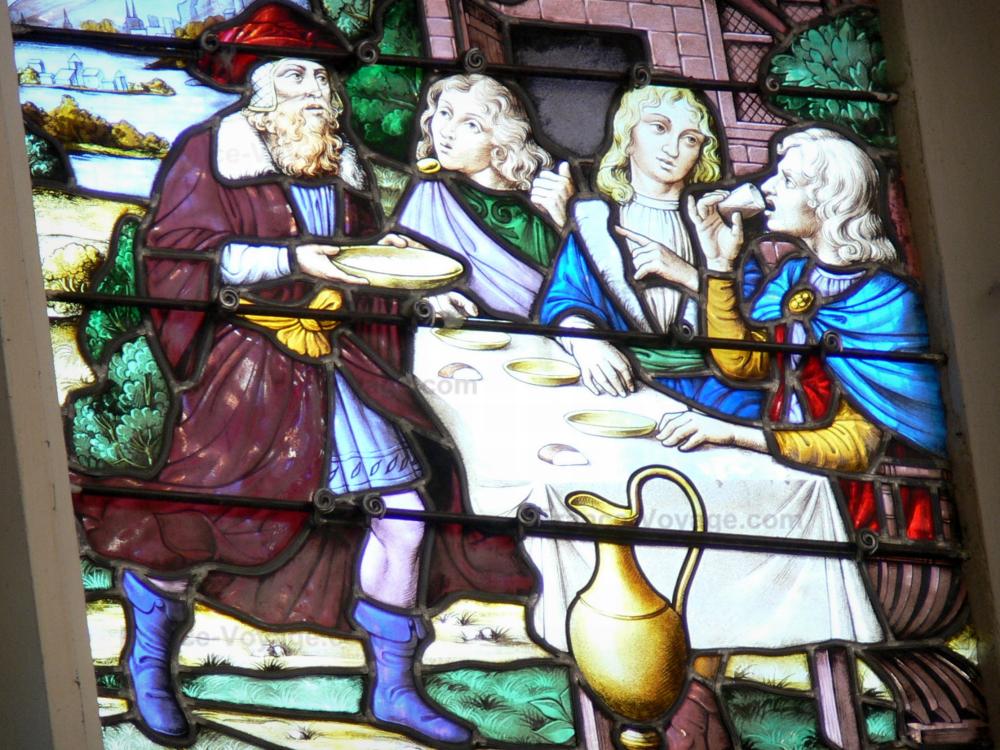 Guide du Puy-de-Dôme - Sainte-Chapelle de Vic-le-Comte - Intérieur de la Sainte-Chapelle (église Saint-Pierre) : vitrail ancien (verrière)