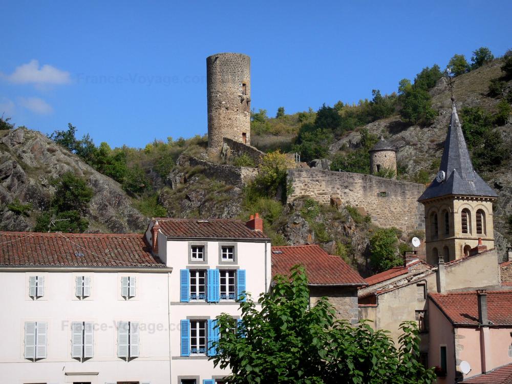 Guide du Puy-de-Dôme - Saint-Floret - Clocher de l'église Saint-Flour, maisons du village et donjon du château dominant l'ensemble