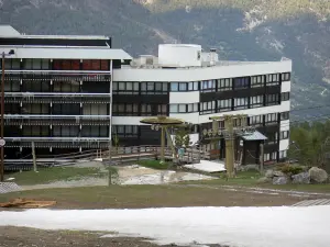 Puy-Saint-Vincent - Edifícios e teleféricos (teleférico) da estação de esqui (esportes de inverno); no Parque Nacional dos Écrins