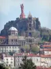 Le Puy-en-Velay - Cité épiscopale - Statue de Notre-Dame de France perchée au sommet du rocher Corneille, clocher et coupole de la cathédrale Notre-Dame, et façades de maisons de la vieille ville