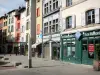 Le Puy-en-Velay - Façades colorées de la place du Plot