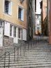 Le Puy-en-Velay - Treppenhaus in der von Häusern gesäumten Altstadt