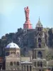 Le Puy-en-Velay - Ciudad episcopal - Estatua de Notre-Dame de France en la parte superior de la roca de Corneille, campanario y cúpula de la catedral de Notre-Dame