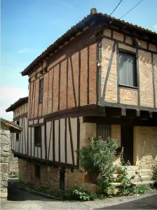 Puycelsi - Brick-built timber-framed house