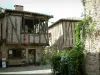 Puycelsi - Maisons en pierre et à colombages, dont l'une avec encorbellement