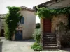 Puycelsi - Huizen versierd met wijnranken en bloemen