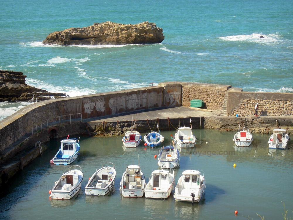 Guide des Pyrénées-Atlantiques - Biarritz - Port des pêcheurs et ses bateaux amarrés