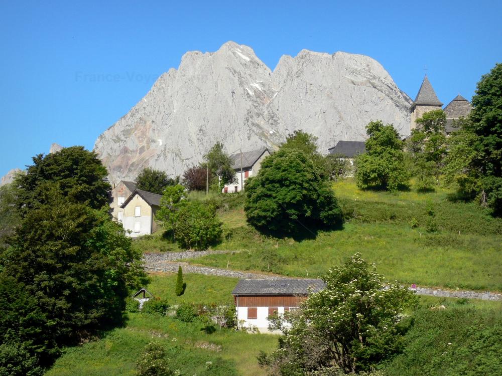 Guide des Pyrénées-Atlantiques - Cirque de Lescun - Montagne du cirque dominant les maisons et le clocher du village de Lescun ; dans le Béarn