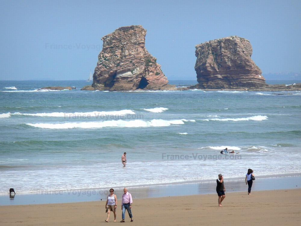 Guide des Pyrénées-Atlantiques - Paysages du Pays basque - Plage d'Hendaye avec vue sur les rochers des Deux Jumeaux et l'océan Atlantique
