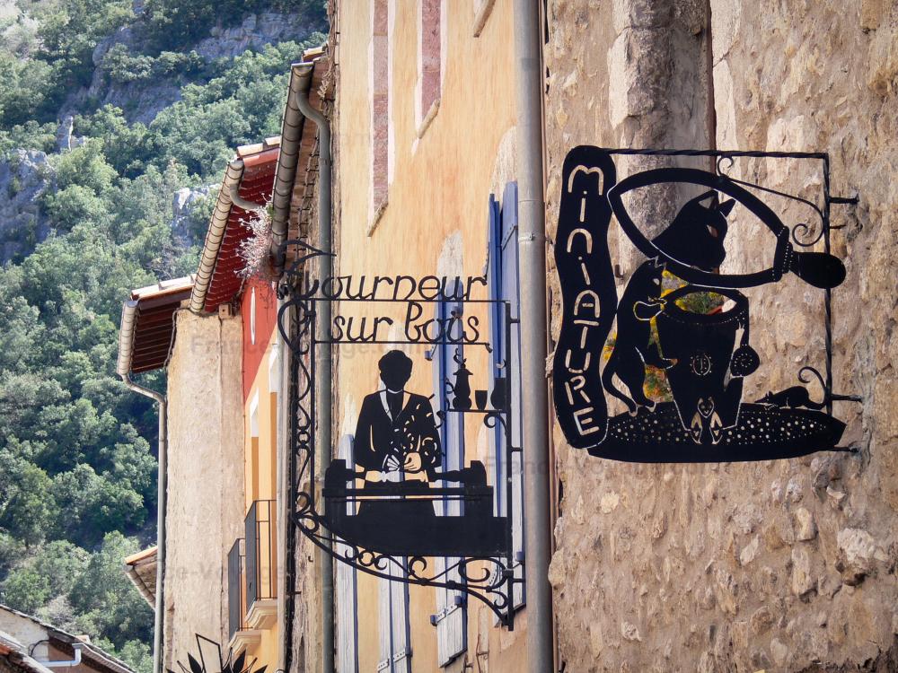 Guide des Pyrénées-Orientales - Villefranche-de-Conflent - Enseignes en fer forgé du village médiéval