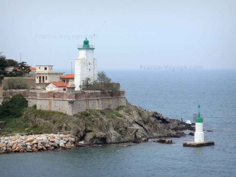 Guide des Pyrénées-Orientales - Paysages des Pyrénées-Orientales - Côte Vermeille : redoute du Fanal et phare, à Port-Vendres, et mer Méditerranée