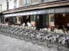 Quartier Latin - Estação Vélib ', com suas bicicletas alinhadas e restaurante no terraço