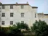 Quatros - Fachada do castelo, perfurada com janelas gradeadas, com vista para o rio Auzoue