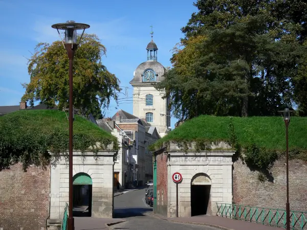 O Quesnoy - Campanário, Câmara Municipal, casas, rua, porta Fauroeulx, fortificações (muralhas) e postes de iluminação; no Parque Natural Regional de Avesnois