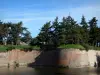 Le Quesnoy - Fortifications (remparts), étang (plan d'eau) et arbres ; dans le Parc Naturel Régional de l'Avesnois