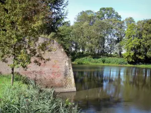 Le Quesnoy - Vestingwerk (muur), vijver (meer), riet en bomen in het Regionaal Natuurpark van de Avesnois