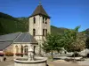 Quézac - Glockenturm der Kirche Notre-Dame (ehemalige Stiftskirche) und Brunnen; im Nationalpark der Cevennen