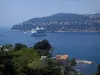 Rada de Villefranche-sur-Mer - Villas con vista a la bahía, con un barco de crucero por el Mediterráneo y el boro en el monte de fondo