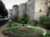 Raivas - Torres do castelo feudal (lar fortaleza medieval para o museu de tapeçaria), jardim (canteiros de flores) e árvores