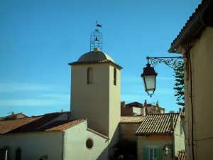Ramatuelle - Façade ornée d'un lampadaire, église et maisons du village
