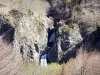 Ray-Pic瀑布 - Péreyres市的火山自然遗址，位于Montsd'Ardèche区域自然公园内：波治瀑布和玄武岩器官