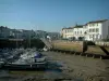 Ré island - Saint-Martin-de-Ré: boats in the port at ebb tide, quay and houses