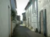 Ré island - Ars-en-Ré: narrow street lined with white houses