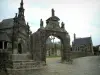 Recintos parroquiales - La entrada al cementerio de Guimiliau, con su arco monumental entrada