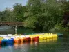 Recreatie-eiland Cergy-Pontoise - Vijver, boten en waterfietsen afgemeerd aan een ponton en bomen langs het water