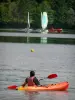 Recreatie-eiland Cergy-Pontoise - Oefenen van kanoën en catamaran (nautische activiteiten) op een van de vijvers (waterlichaam) van het domein