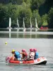 Recreatie-eiland Cergy-Pontoise - Oefenen van raften en catamaran (nautische activiteiten) op een van de vijvers (watermassa) van het domein