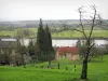 Regionaal Natuurpark Boucles de la Seine Normande - Uitzicht op de huizen van het dorp Villequier, weilanden, bomen, de rivier (de Seine) en de overkant